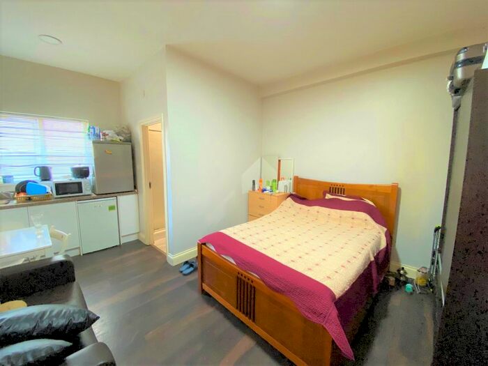 Studio To Rent In Blythswood Road, Seven Kings, Ilford, IG3