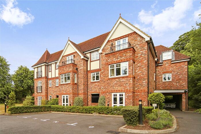 2 Bedroom Flat To Rent In Portmore Park Road, Weybridge, KT13