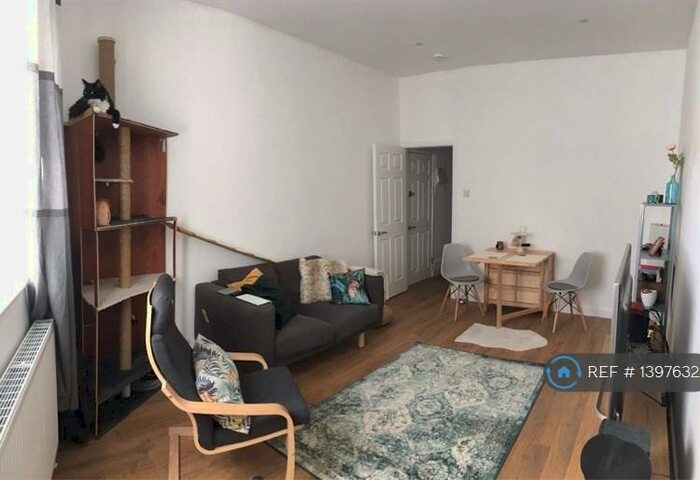 2 Bedroom Flat To Rent In Staple Hill Road, Bristol, BS16