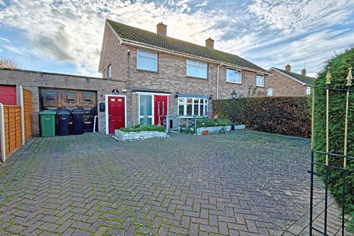 3 Bedroom Semi Detached House For Sale In Sands Way, Benson, OX10