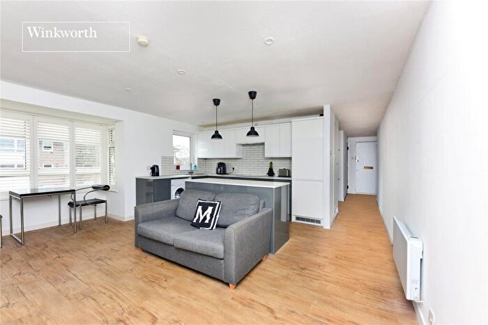 1 Bedroom Apartment For Sale In Carters Close, Worcester Park, KT4
