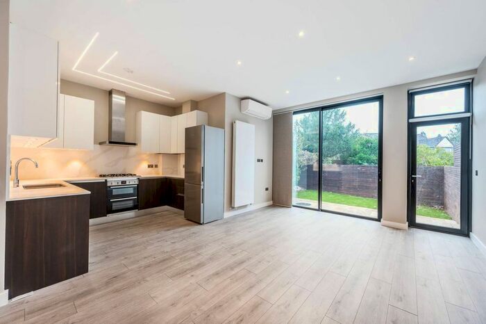 2 Bedroom Flat To Rent In The Ridgeway, Golders Green, London, NW11