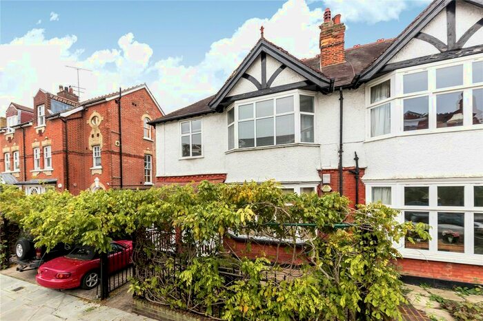 3 Bedroom Flat To Rent In Sheen Park, Richmond, TW9