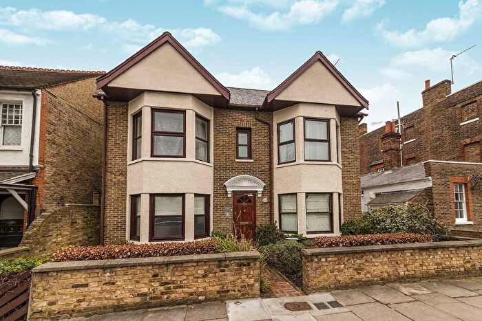 2 Bedroom Flat To Rent In London Road, Twickenham, TW1
