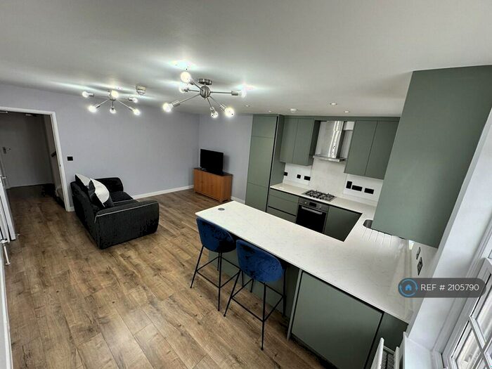 3 Bedroom Flat To Rent In Home Court, Reading, RG1