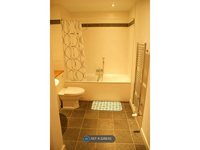2 Bedroom Flat To Rent In Castlebank Place, Glasgow City, G11