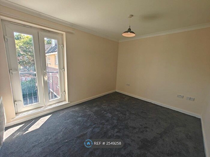 2 Bedroom Flat To Rent In Woodville Court, Reading, RG1