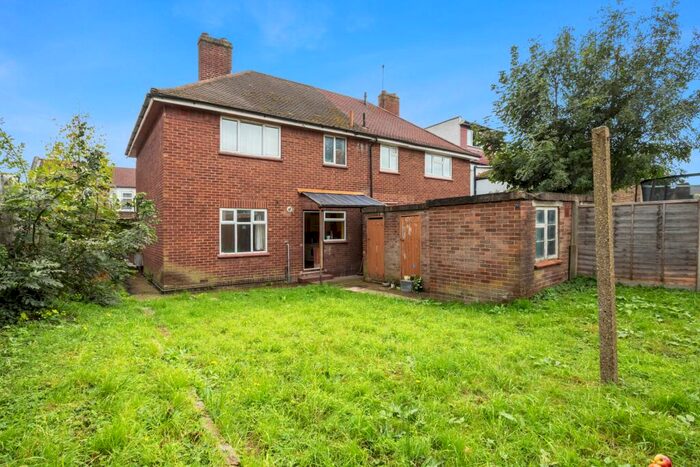 3 Bedroom Semi-Detached House To Rent In Livingstone Road, E17