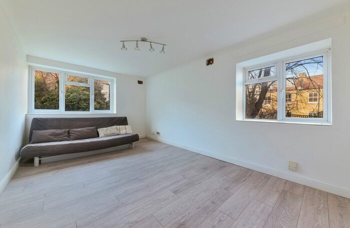 1 Bedroom Flat To Rent In Woodland Close, Gipsy Hill, SE19