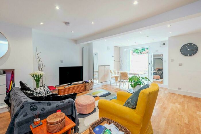 Flat To Rent In King Henrys Walk, London, N1