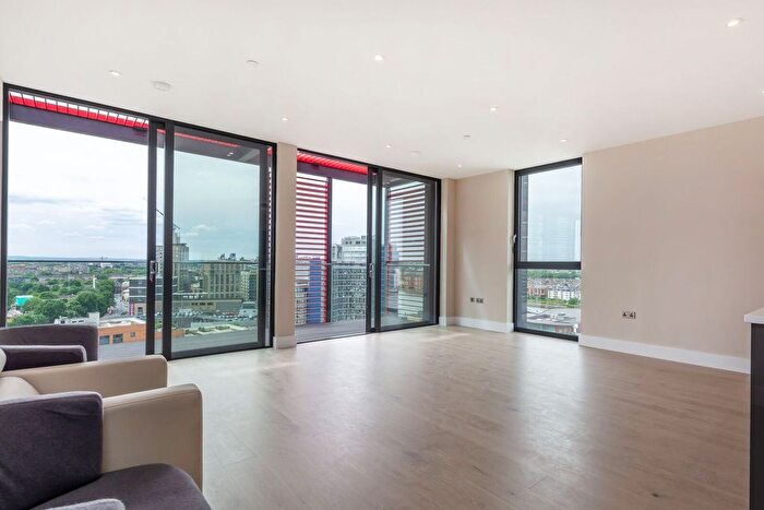 3 Bedroom Flat To Rent In Gwynne Road, Battersea Square, London, SW11