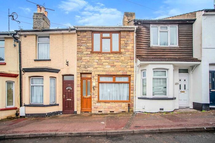 3 Bedroom Terraced House To Rent In Castle Road, Chatham, Kent, ME4