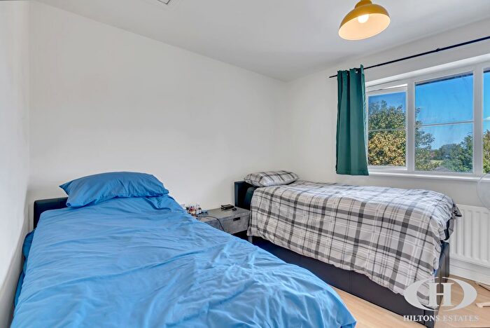 1 Bedroom Flat For Sale In Oxford Avenue, Hayes, UB3