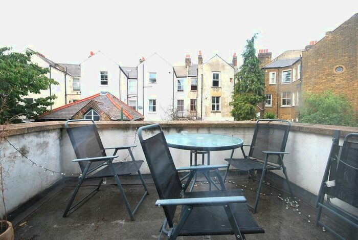 2 Bedroom Flat To Rent In Haselrigge Road, Clapham North, SW4