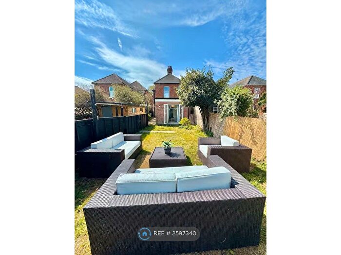 3 Bedroom Flat To Rent In Queensland Road, Bournemouth, BH5