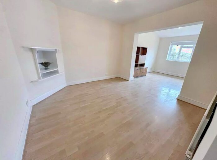 4 Bedroom Semi-Detached House To Rent In Highfield Avenue, Greenford, UB6