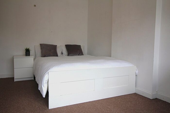 3 Bedroom Property To Rent In Kelso Gardens, Leeds, LS2