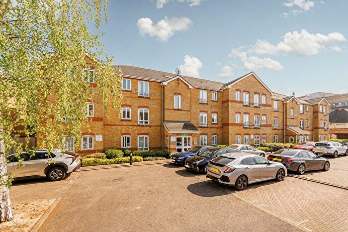 2 Bedroom Flat For Sale In Dominion Close, Hounslow, TW3