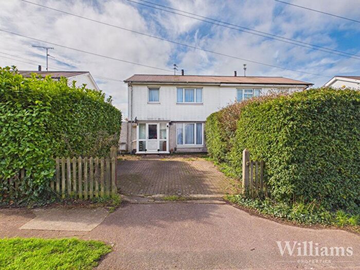 3 Bedroom Semi Detached House For Sale In Cottesloe Road, Aylesbury, HP21