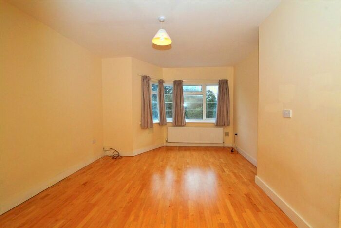 2 Bedroom Flat To Rent In Great West Road, Hounslow, TW5