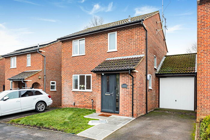 3 Bedroom Link Detached House For Sale In Maytree Close, Marlow, SL7