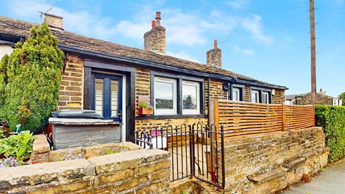 3 Bedroom Semi-detached Bungalow For Sale In Carr House Lane, Shelf, Halifax, HX3