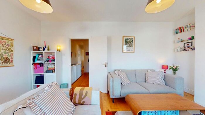 2 Bedroom Maisonette To Rent In Clementina Road, Lea Bridge, Leyton, E10