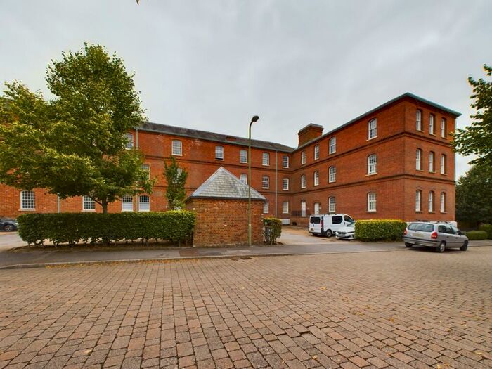3 Bedroom Flat To Rent In Kingswood Place, PO17
