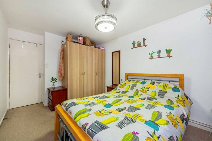 2 Bedroom Flat To Rent In Campbell Road, Mile End, London, E3