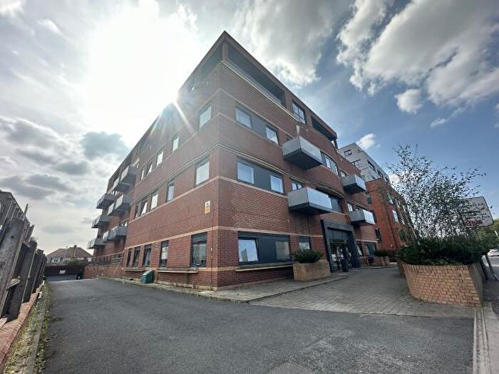 2 Bedroom Apartment For Sale In Bath Road, Slough, SL1