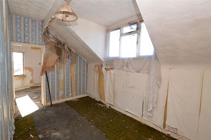 5 Bedroom Semi-Detached House For Sale In Tyas Grove, Leeds, LS9