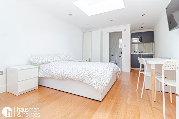 Flat To Rent In Watford Way, Hendon, NW4