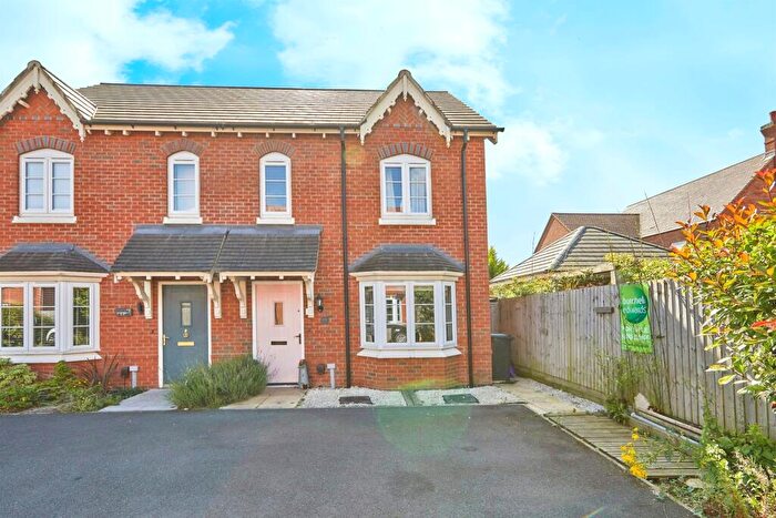 3 Bedroom Semi-Detached House For Sale In Pine Grove, Burton-On-Trent, DE14