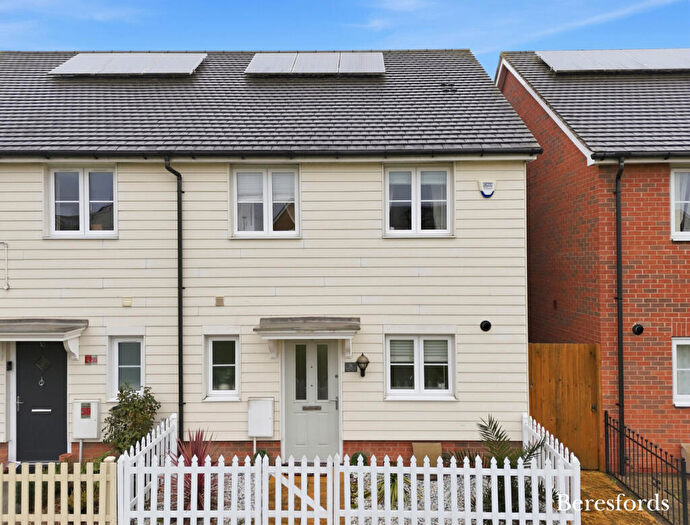 3 Bedroom Semi Detached House For Sale In Humbleward Place, Romford, RM3