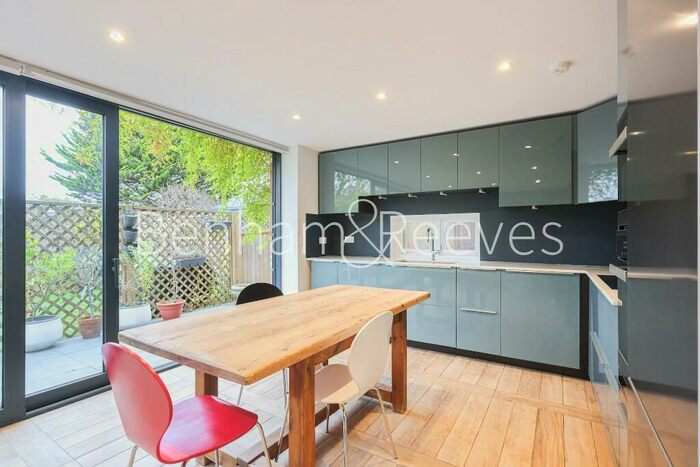 3 Bedroom Flat To Rent In Nassington Road, London, NW3