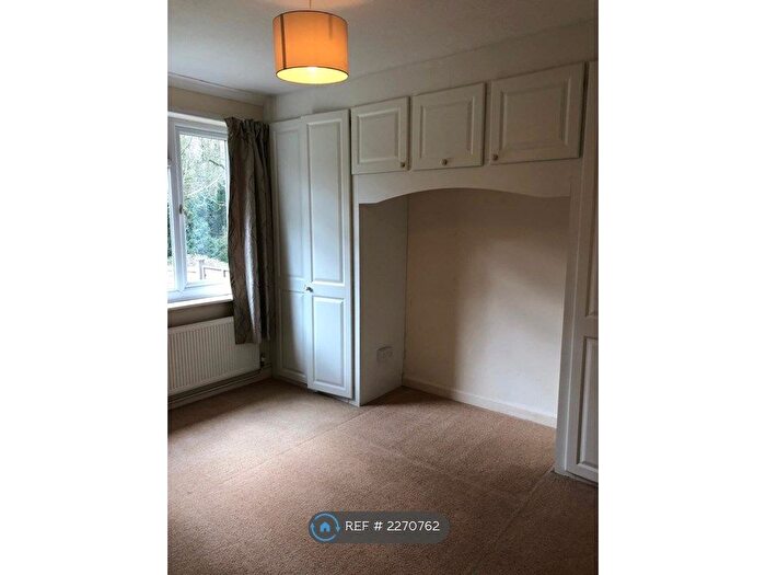 3 Bedroom Semi-Detached House To Rent In Merrow Lane, Guildford, GU4