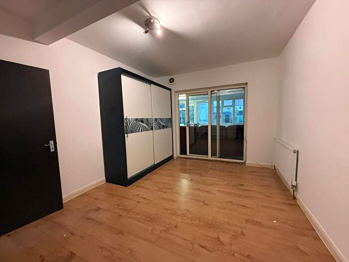 4 Bedroom Semi-Detached House To Rent In Dagenham, RM8