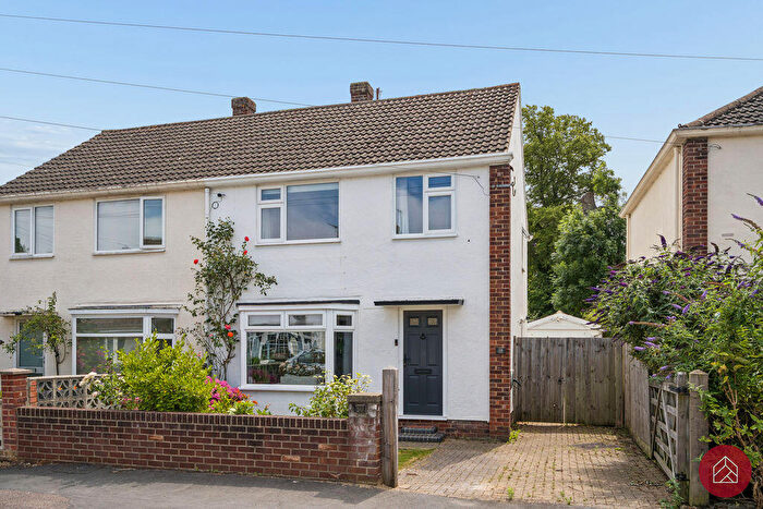 3 Bedroom Semi-Detached House For Sale In Kingsway Drive, Kidlington, OX5