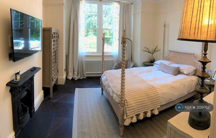 3 Bedroom Flat To Rent In Highview, Bromley, BR1