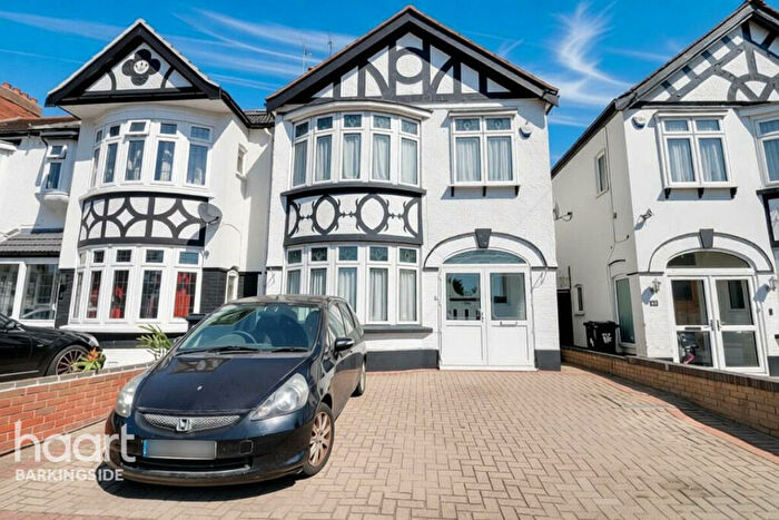 5 Bedroom End Of Terrace House For Sale In Northwood Gardens, Clayhall, IG5