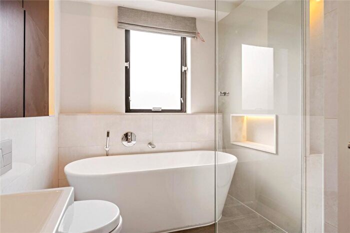 2 Bedroom Apartment To Rent In Long Lane, Farringdon, London, EC1A