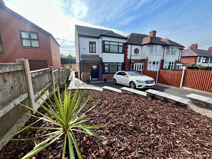 4 Bedroom Detached House For Sale In Mottram Road, Stalybridge, SK15