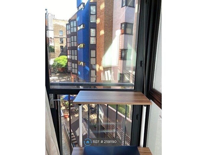 3 Bedroom Flat To Rent In City Pavilion, London, EC1M