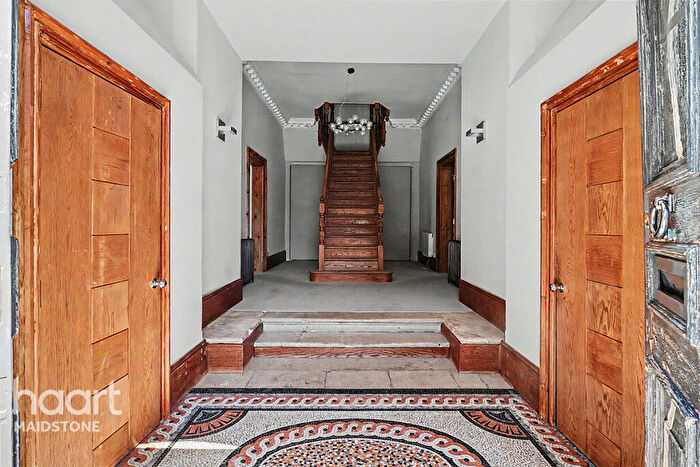 6 Bedroom Character Property For Sale In Sandling Lane, Maidstone, ME14