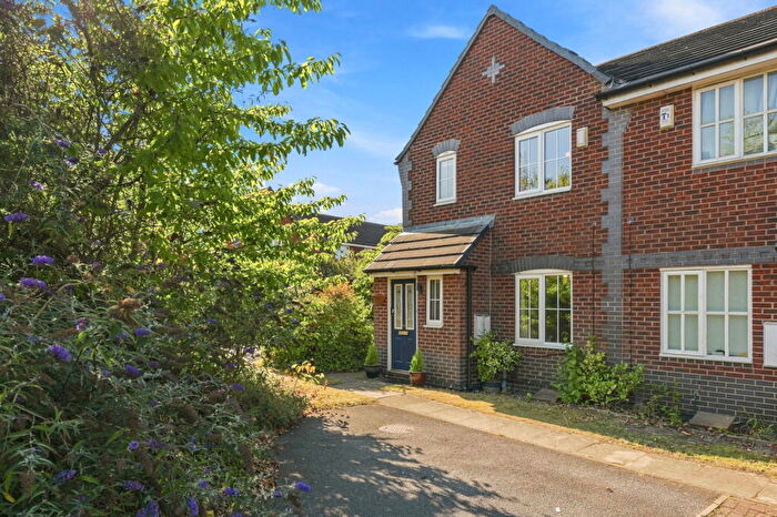 3 Bedroom End Of Terrace House For Sale In Mead Grove, Leeds, LS15