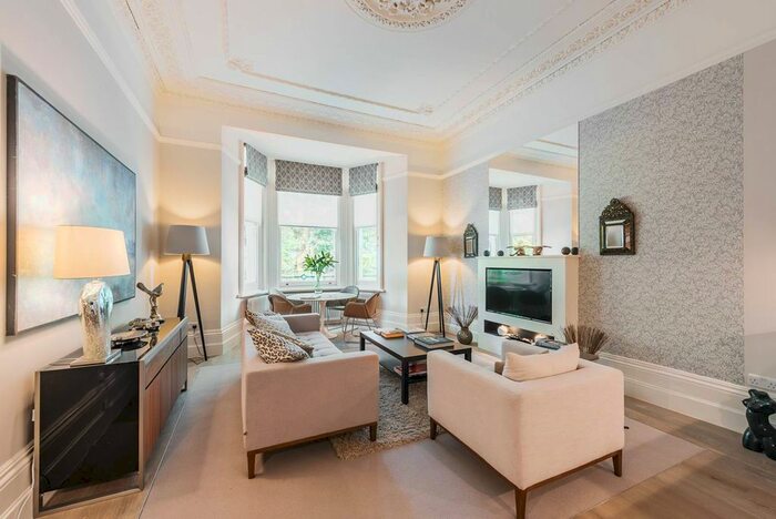 3 Bedroom Flat To Rent In Redcliffe Square, Chelsea, London, SW10