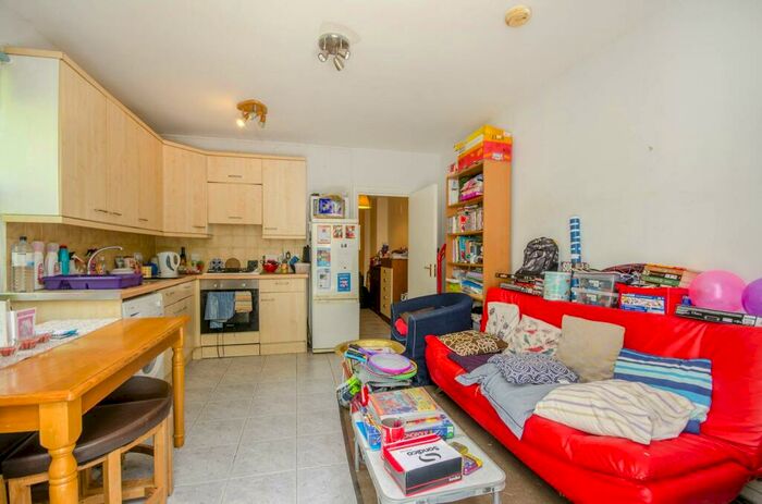 3 Bedroom Flat To Rent In Muswell Avenue, Muswell Hill, London, N10