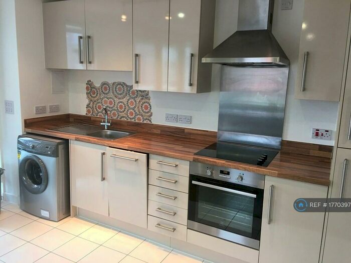 3 Bedroom Flat To Rent In Queensbury House, London, E14