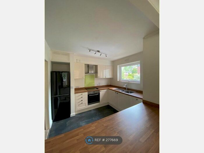 3 Bedroom Flat To Rent In High Point, Weybridge, KT13