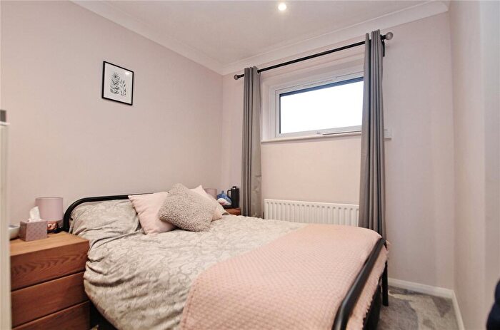 1 Bedroom Flat For Sale In Inkerman Road, Knaphill, Woking, Surrey, GU21